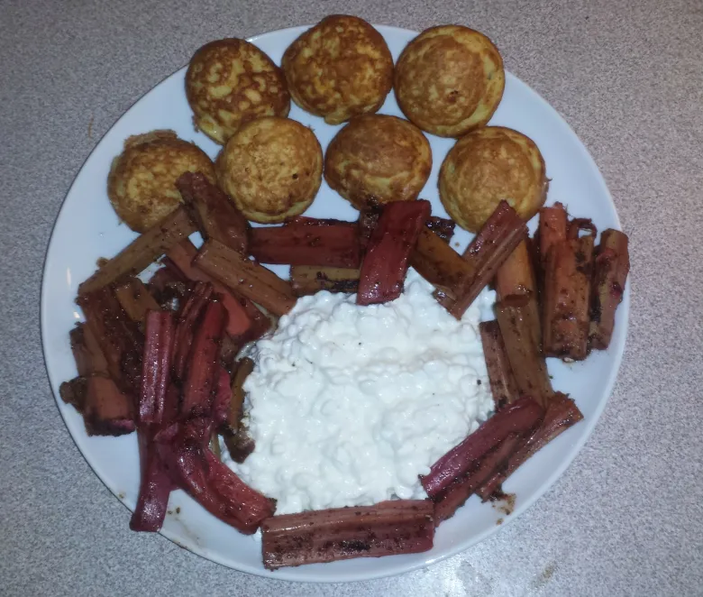 Kikærte-æbleskiver med bagte rabarber