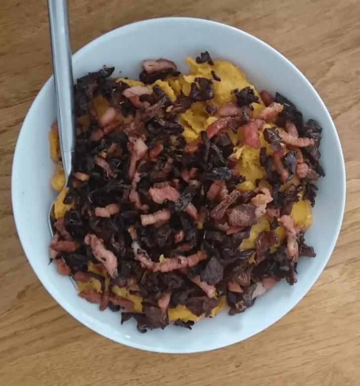 Kantareller med rodfrugtsmos og bacon