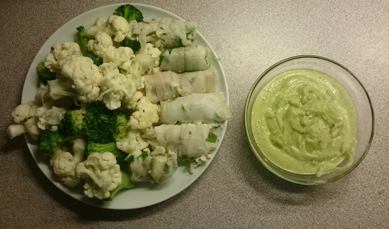 Rødspætteruller med blomkål, broccoli og squashsovs