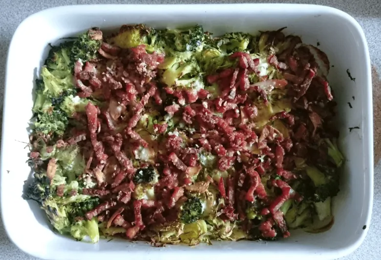 Rosenkål med bacon og broccolli