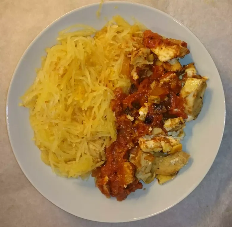 Kikærte-tomat fyldt spaghetti-squash